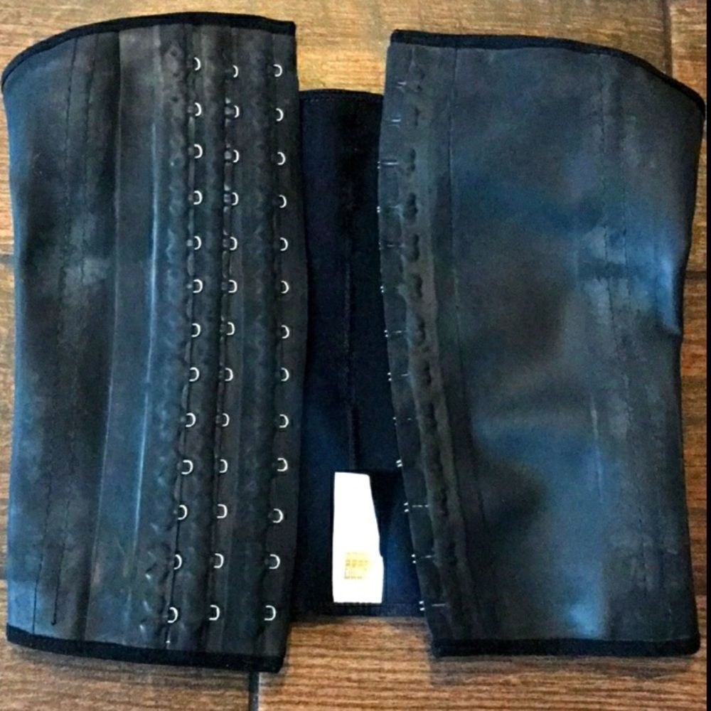 ANN CHERY BLACK TRAINER CORCET SIZE 32